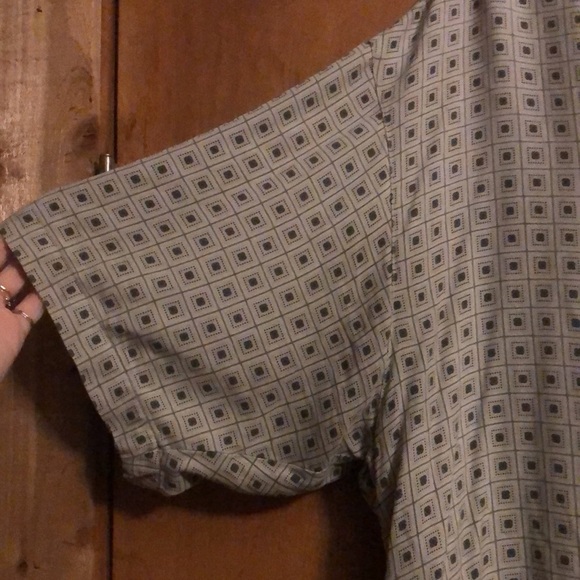 Tommy Bahama 100% silk men’s patterned button down shirt - Picture 5 of 8